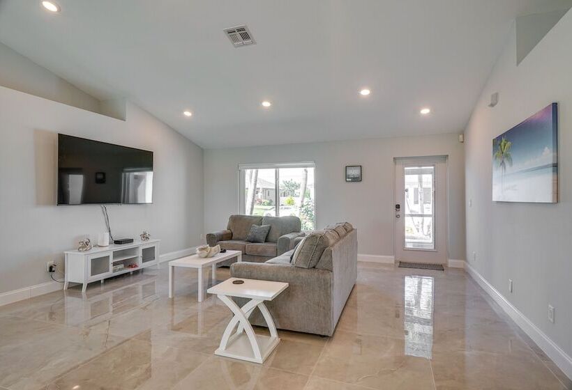 Furnished Lanai + Pool: Sunlit Cape Coral Getaway!