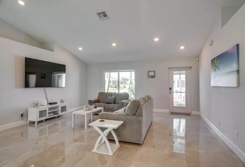 Furnished Lanai + Pool: Sunlit Cape Coral Getaway!
