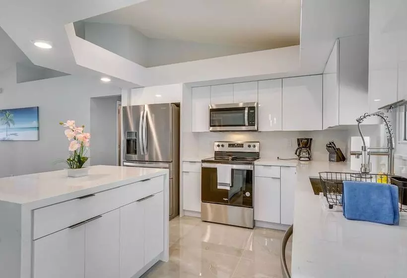 Furnished Lanai + Pool: Sunlit Cape Coral Getaway!