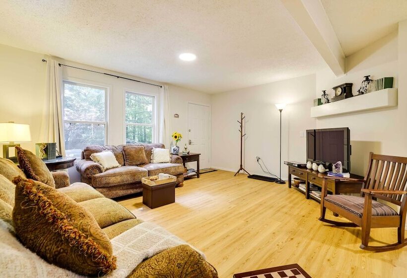 Tobyhanna Cottage W/ Screened In Porch & Fire Pit!