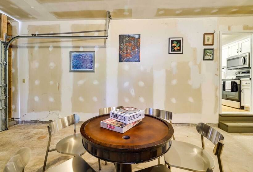 Tobyhanna Cottage W/ Screened In Porch & Fire Pit!