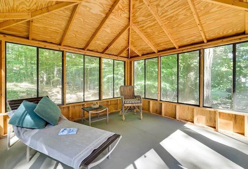 Tobyhanna Cottage W/ Screened In Porch & Fire Pit!