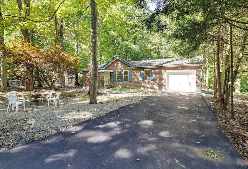 Tobyhanna Cottage W/ Screened In Porch & Fire Pit!