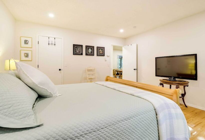 Tobyhanna Cottage W/ Screened In Porch & Fire Pit!