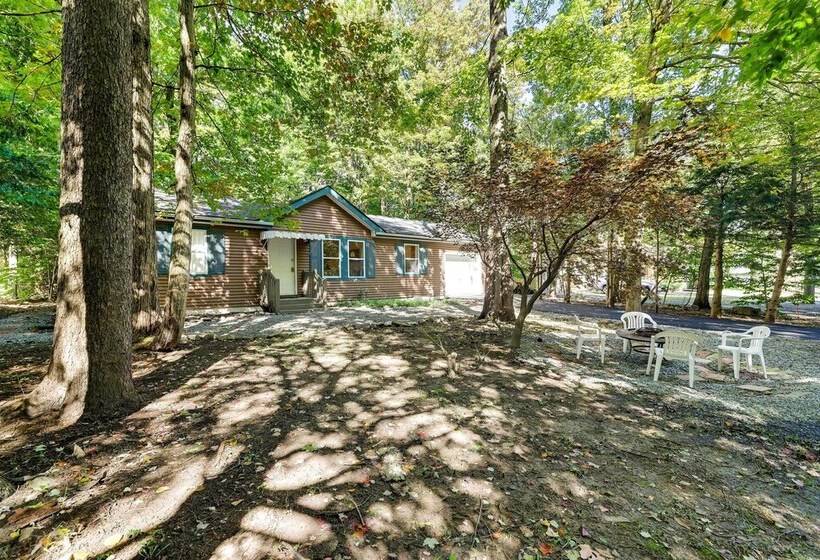 Tobyhanna Cottage W/ Screened In Porch & Fire Pit!