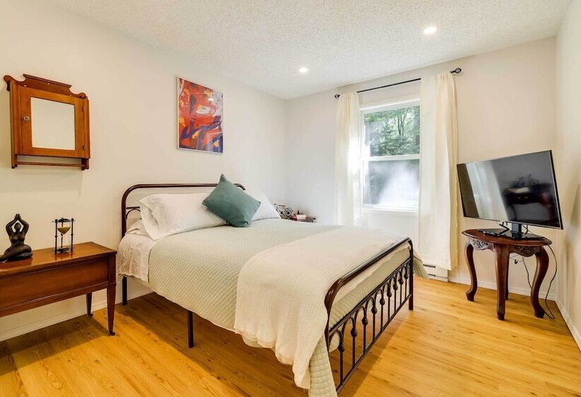 Tobyhanna Cottage W/ Screened In Porch & Fire Pit!