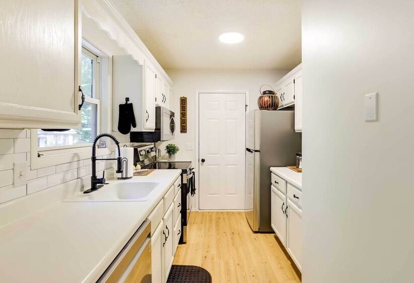 Tobyhanna Cottage W/ Screened In Porch & Fire Pit!