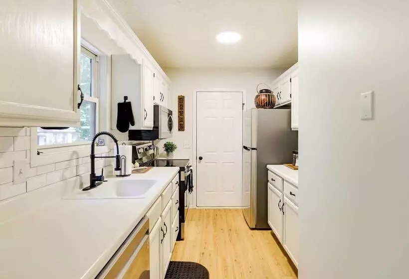 Tobyhanna Cottage W/ Screened In Porch & Fire Pit!