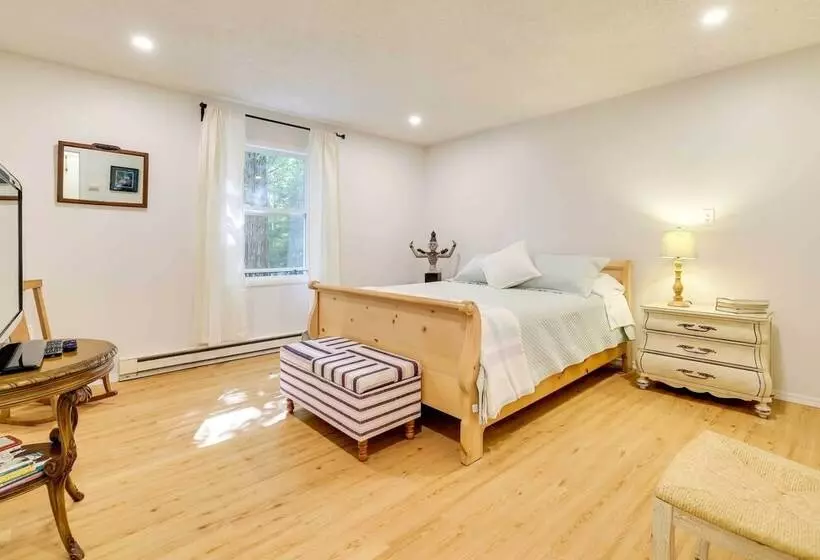 Tobyhanna Cottage W/ Screened In Porch & Fire Pit!