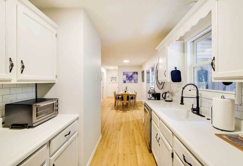 Tobyhanna Cottage W/ Screened In Porch & Fire Pit!