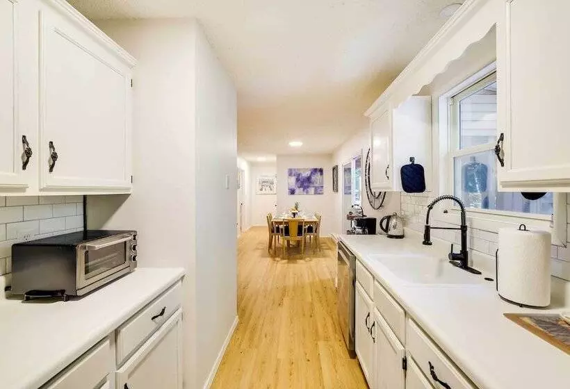 Tobyhanna Cottage W/ Screened In Porch & Fire Pit!