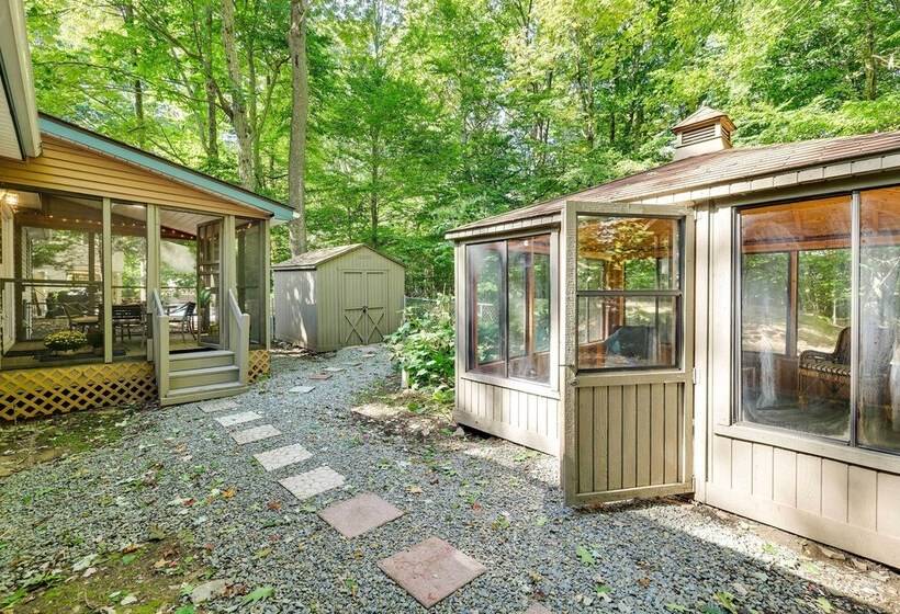 Tobyhanna Cottage W/ Screened In Porch & Fire Pit!