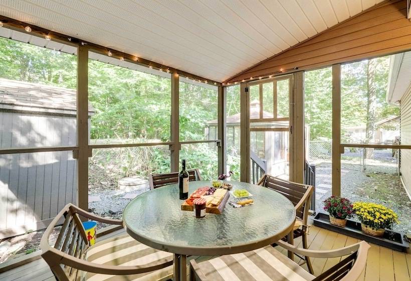 Tobyhanna Cottage W/ Screened In Porch & Fire Pit!