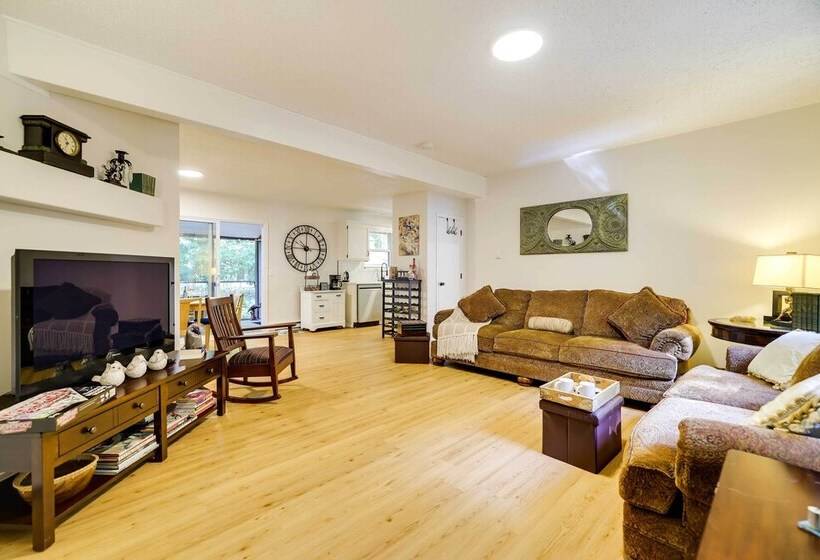 Tobyhanna Cottage W/ Screened In Porch & Fire Pit!