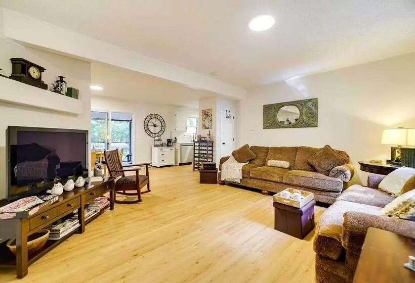 Tobyhanna Cottage W/ Screened In Porch & Fire Pit!