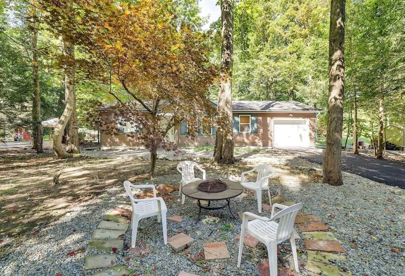 Tobyhanna Cottage W/ Screened In Porch & Fire Pit!