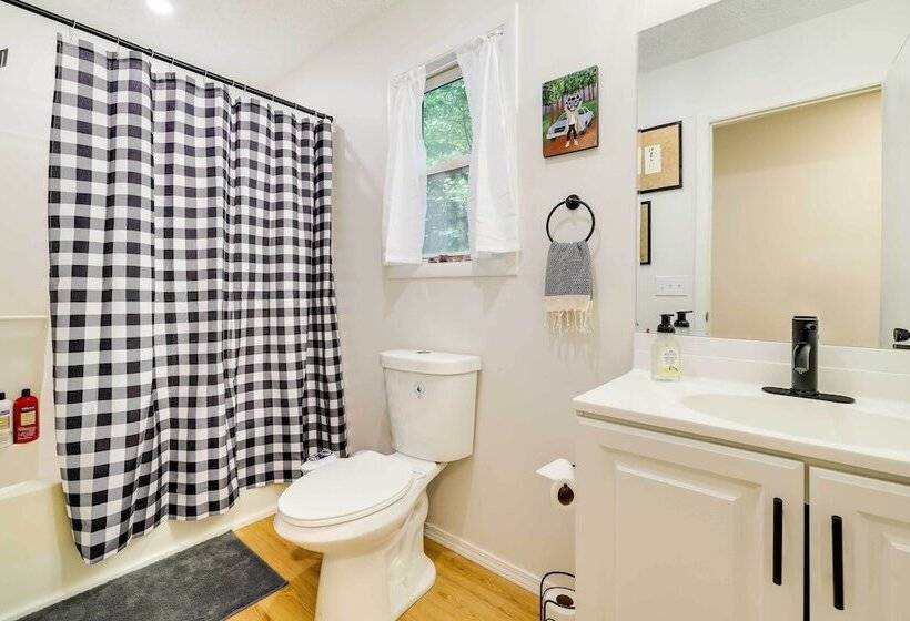 Tobyhanna Cottage W/ Screened In Porch & Fire Pit!