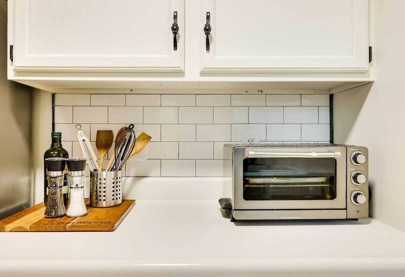 Tobyhanna Cottage W/ Screened In Porch & Fire Pit!