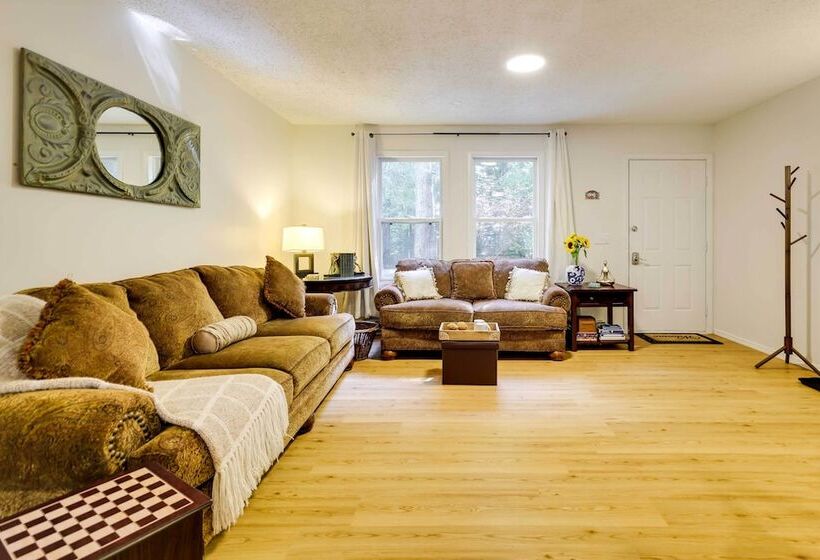 Tobyhanna Cottage W/ Screened In Porch & Fire Pit!