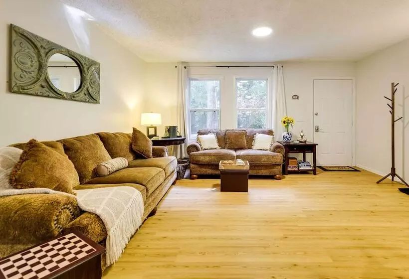 Tobyhanna Cottage W/ Screened In Porch & Fire Pit!