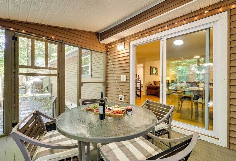 Tobyhanna Cottage W/ Screened In Porch & Fire Pit!