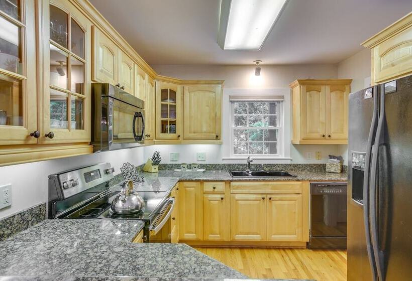 Well Appointed Boone Home W/ Hot Tub + Gas Grill