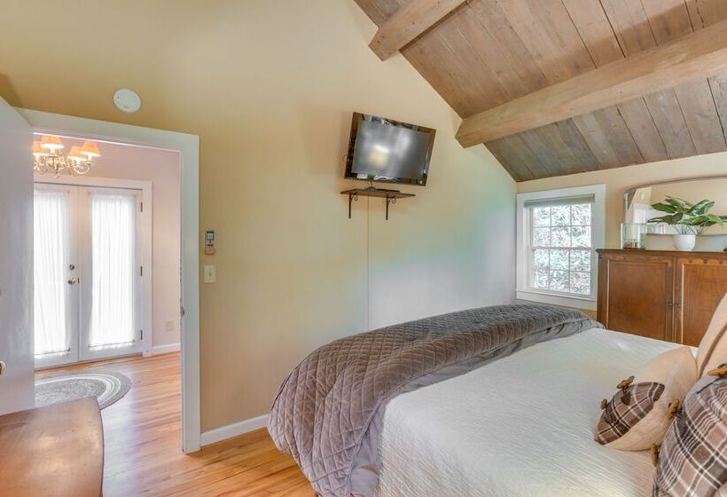 Well Appointed Boone Home W/ Hot Tub + Gas Grill