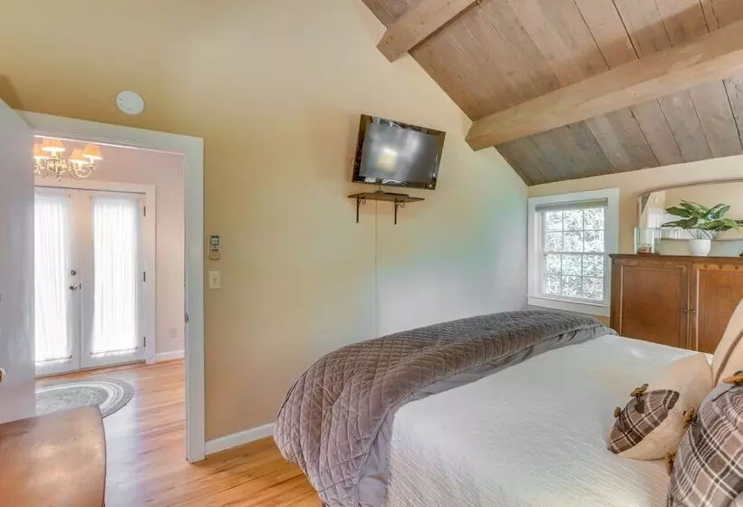 Well Appointed Boone Home W/ Hot Tub + Gas Grill