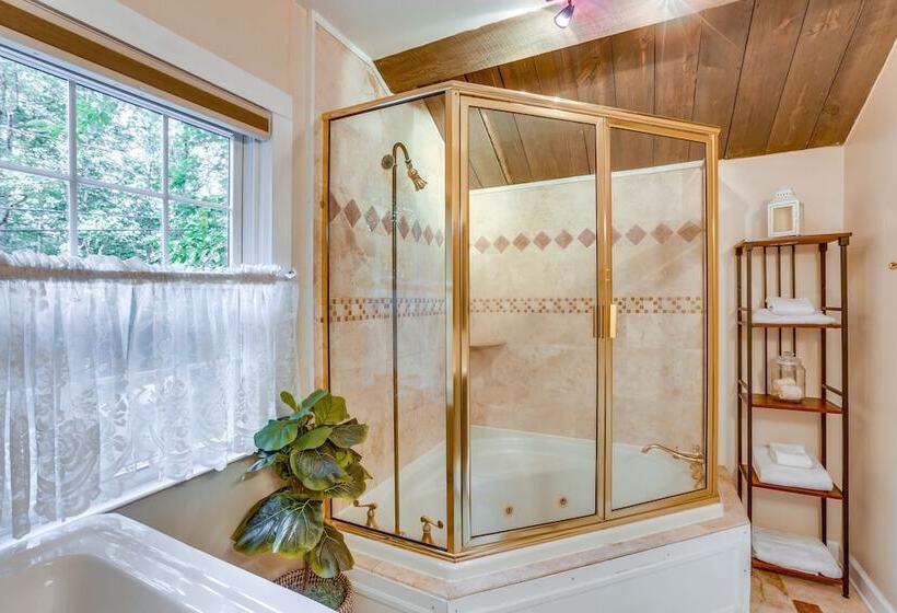 Well Appointed Boone Home W/ Hot Tub + Gas Grill