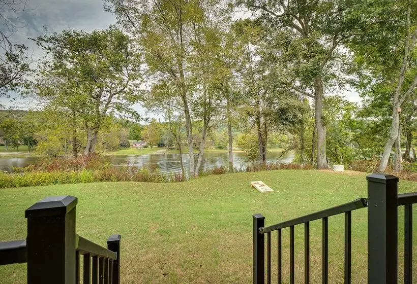 Flippin Home W/ Deck & Grill: Steps To White River