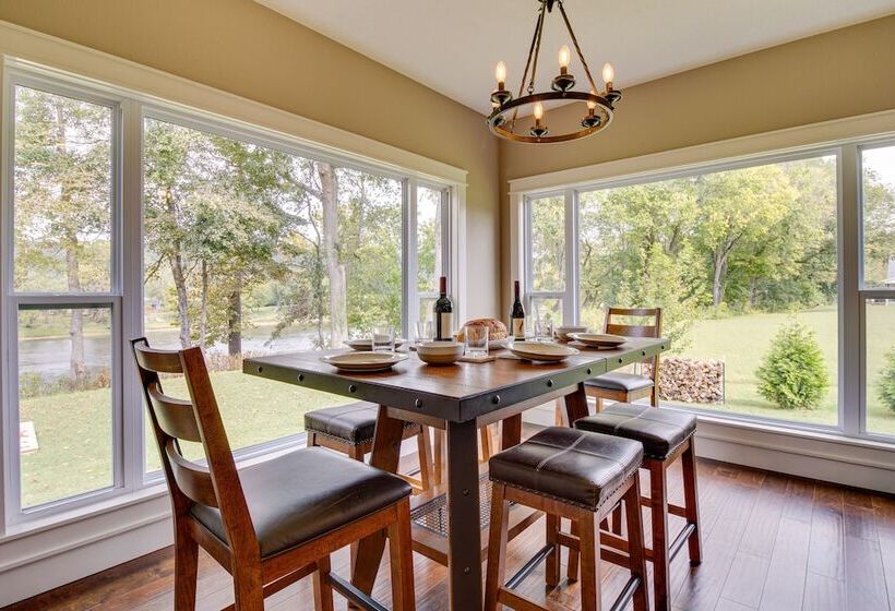 Flippin Home W/ Deck & Grill: Steps To White River