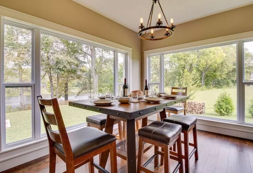 Flippin Home W/ Deck & Grill: Steps To White River