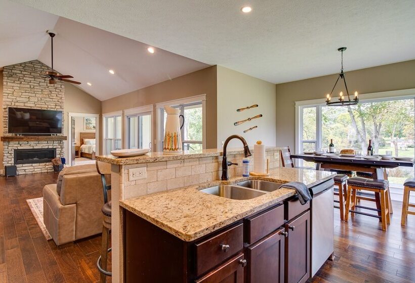 Flippin Home W/ Deck & Grill: Steps To White River