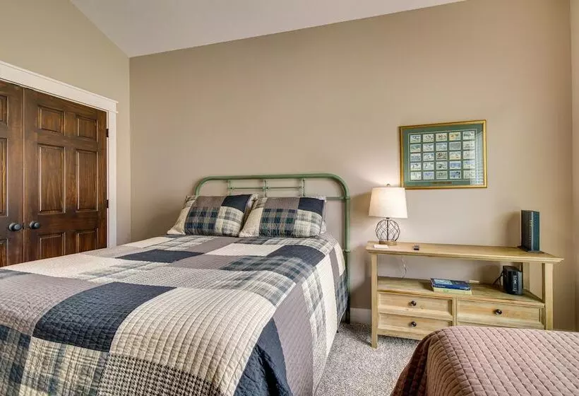 Flippin Home W/ Deck & Grill: Steps To White River