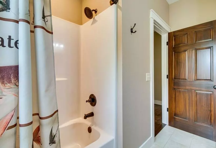 Flippin Home W/ Deck & Grill: Steps To White River