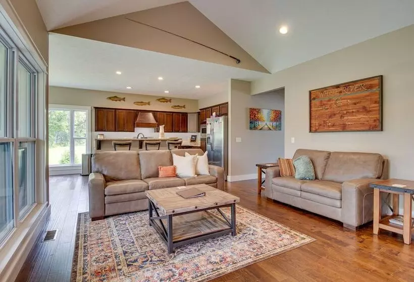 Flippin Home W/ Deck & Grill: Steps To White River