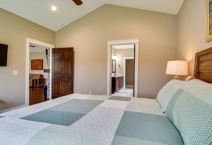 Flippin Home W/ Deck & Grill: Steps To White River