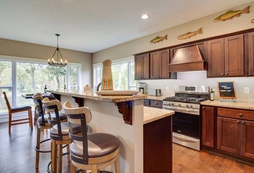 Flippin Home W/ Deck & Grill: Steps To White River