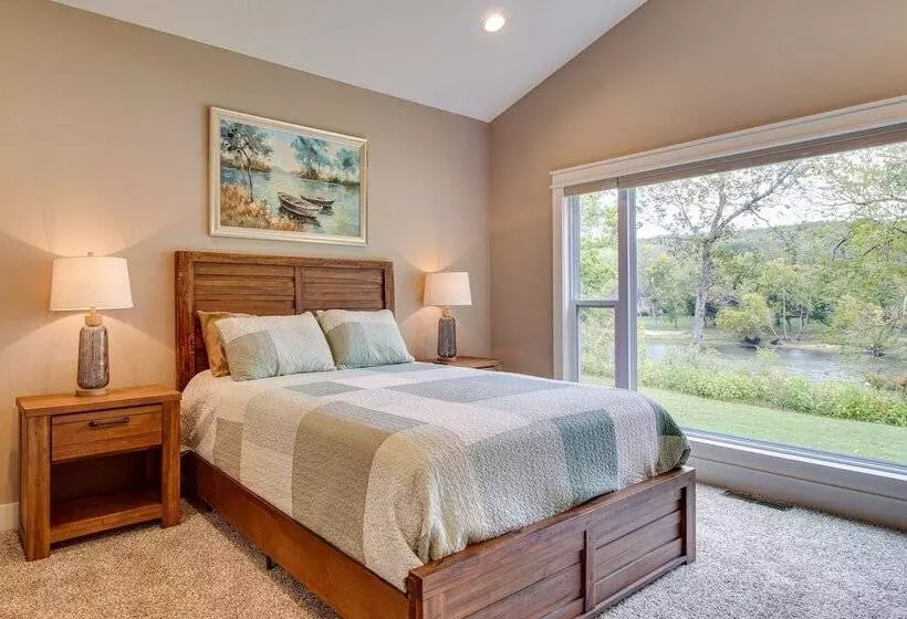 Flippin Home W/ Deck & Grill: Steps To White River