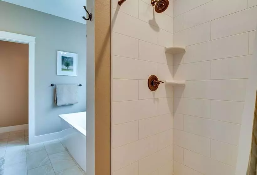 Flippin Home W/ Deck & Grill: Steps To White River