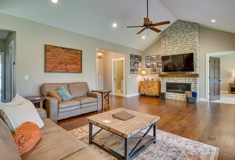 Flippin Home W/ Deck & Grill: Steps To White River