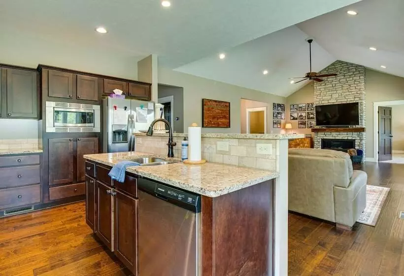 Flippin Home W/ Deck & Grill: Steps To White River