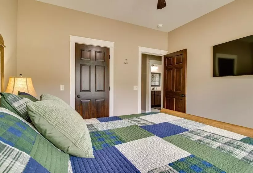 Flippin Home W/ Deck & Grill: Steps To White River