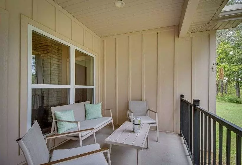 Flippin Home W/ Deck & Grill: Steps To White River