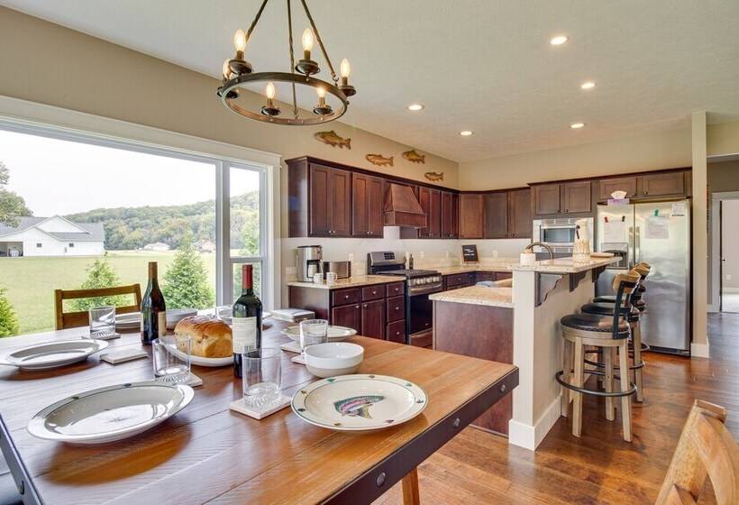 Flippin Home W/ Deck & Grill: Steps To White River