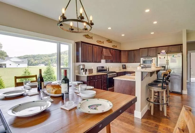 Flippin Home W/ Deck & Grill: Steps To White River