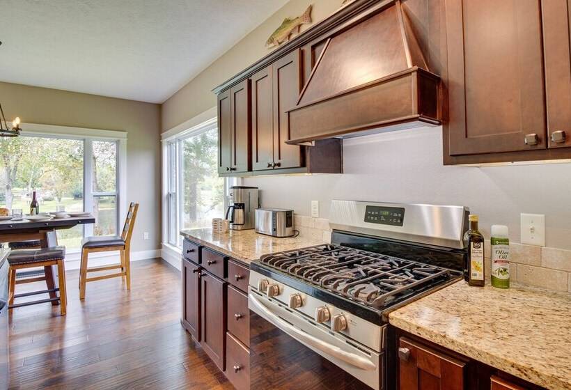 Flippin Home W/ Deck & Grill: Steps To White River