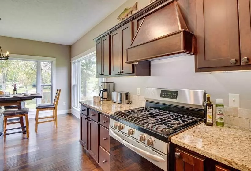 Flippin Home W/ Deck & Grill: Steps To White River