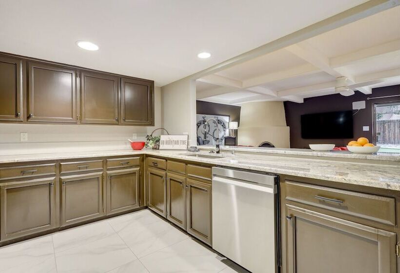 Albuquerque Home W/ Hot Tub + Putting Green!