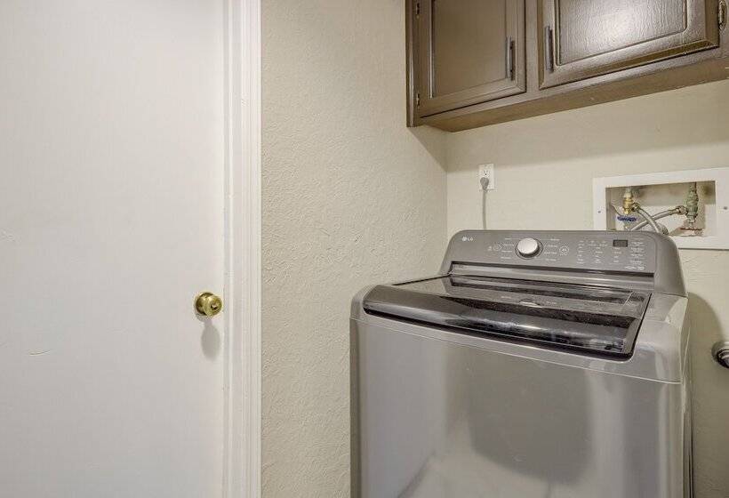 Albuquerque Home W/ Hot Tub + Putting Green!